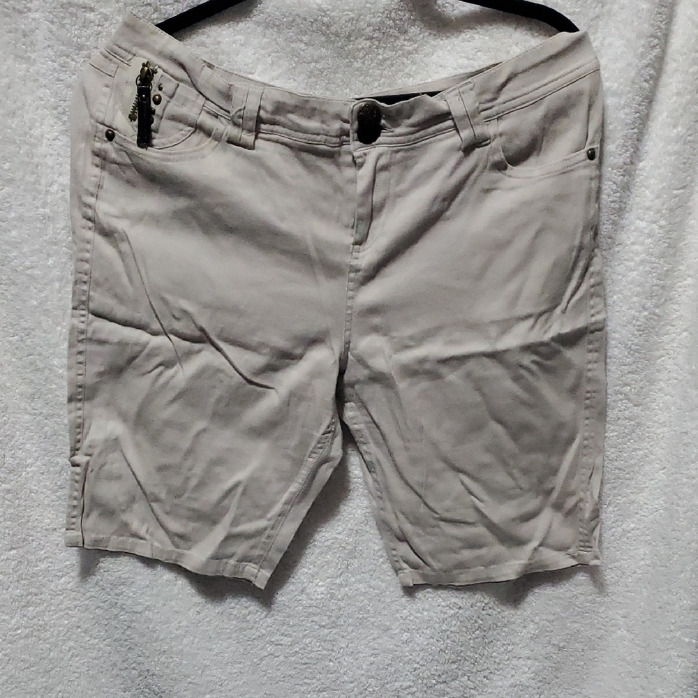 VENUS Tan Cargo Shorts with Flat Front Design